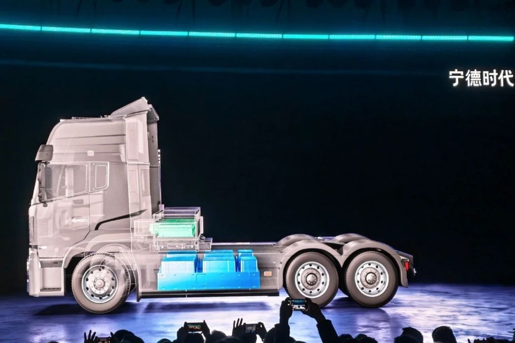 Camion EV, arriva la doppia batteria: una si sostituisce, l'altra fornisce energia di riserva