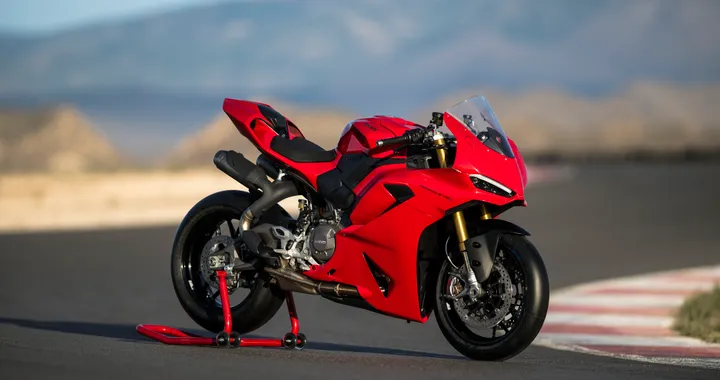 Nuove Ducati Panigale V2 e Streetfighter V2 protagoniste ad EICMA 2024