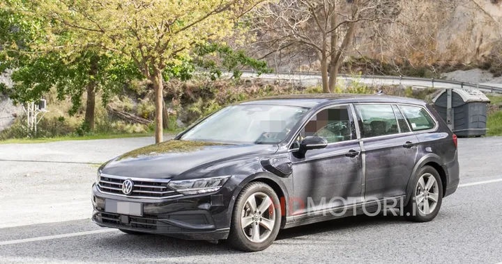 Nuova Volkswagen Passat Variant, foto spia della versione Plug-in