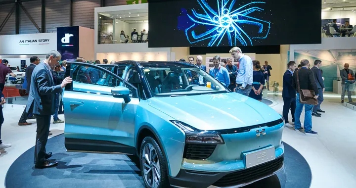 Aiways U5: il SUV elettrico cinese si ricarica con un robot