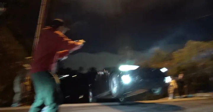 Tesla: una Model S &quot;vola&quot; a Los Angeles e si schianta su due auto [VIDEO]