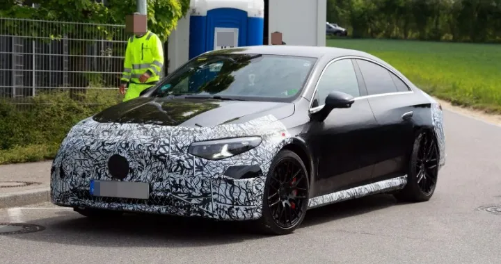 Mercedes CLA AMG: nuove foto spia per la sportiva elettrica