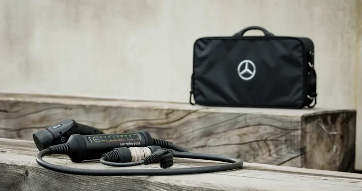 Mercedes: un cavo universale per la ricarica di elettriche e Plug-in, ed è anche modulare