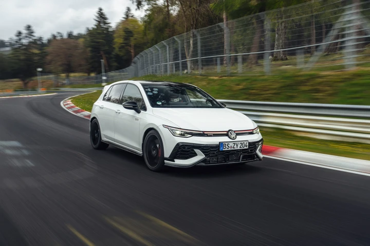 Volkswagen Golf GTI Edition 50 debutta il 20 giugno ma è già record al Nürburgring