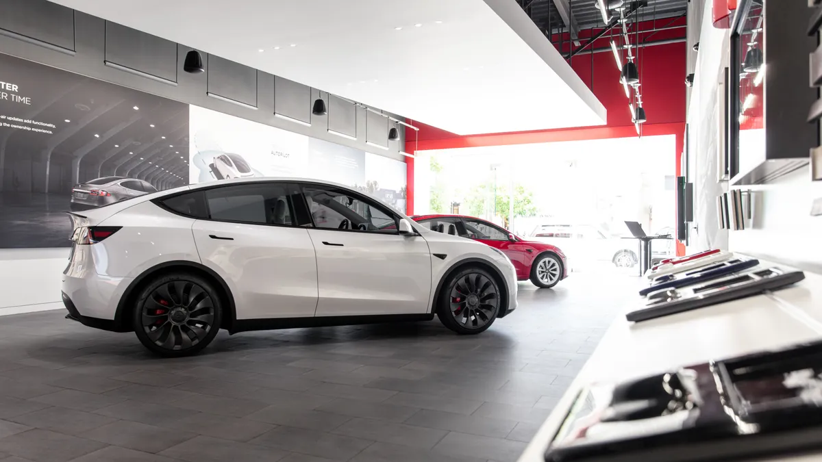 Compri una Tesla nuova? Arriverà a casa guidando da sola