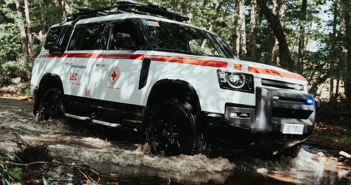 Land Rover e Croce Rossa, ecco il veicolo per i 70 anni insieme