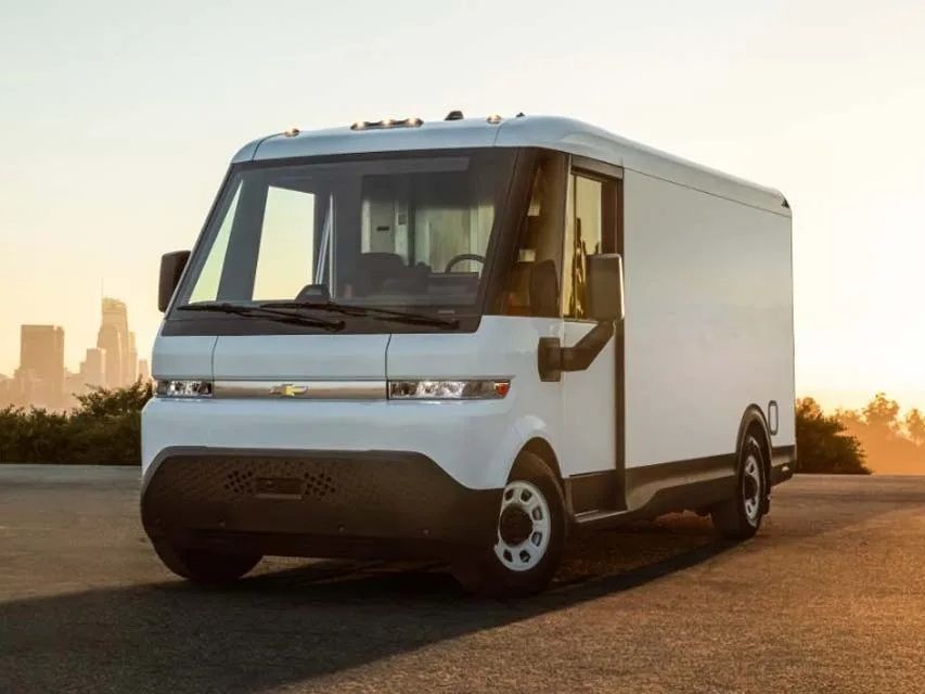 Amazon apre a nuovi fornitori per la flotta elettrica, al via i test di 12 van BrightDrop di General Motors