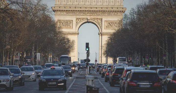 A Parigi scatta il limite dei 30 km/h: più sicurezza e meno inquinamento
