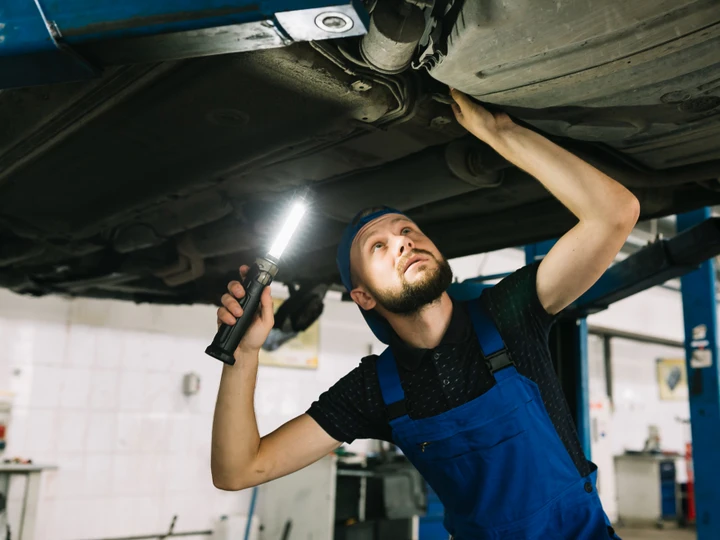 Illuminazione perfetta per ogni lavoro: scopri l’offerta sulla lampada snodabile BETA