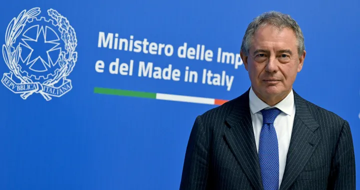 Dazi USA auto, il ministro Urso all'UE: bisogna sospendere il Green Deal