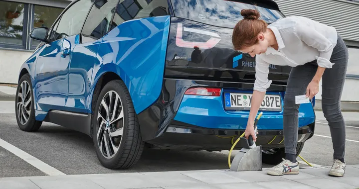 Le auto elettriche si ricaricheranno dal marciapiede. Una soluzione "furba" per le città