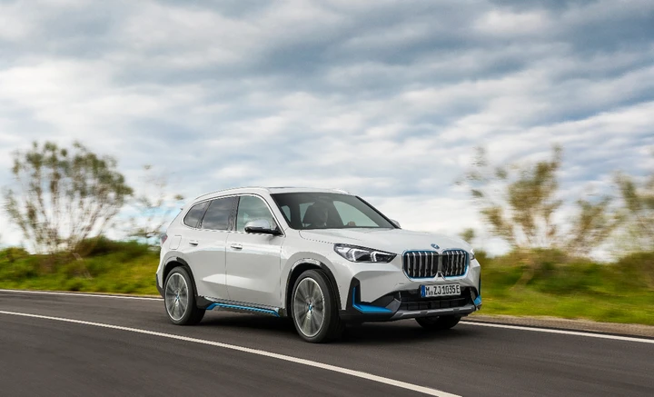 BMW, più autonomia per iX1 e iX2 e motori Euro 7: gli aggiornamenti di primavera