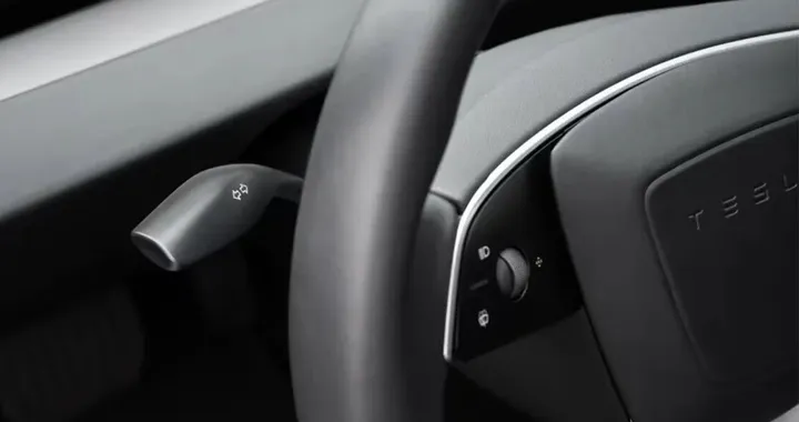 Tesla, passo indietro sulla Model 3: torna la levette per le frecce