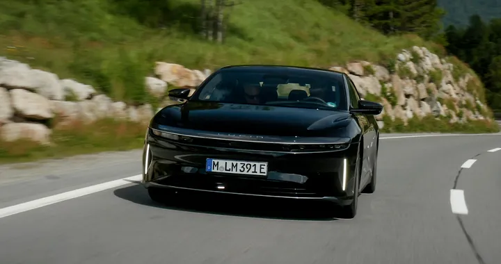 Una Lucid Air percorre oltre 1.200 km attraverso le Alpi senza ricaricare: è record del mondo