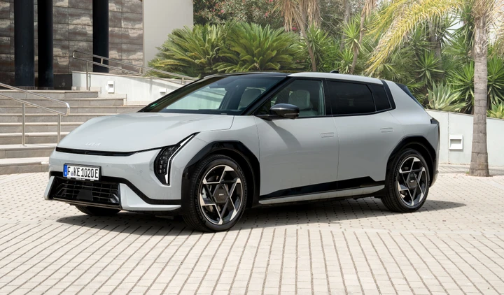 Nuova KIA EV4, l'elettrica pensata per l'Europa: caratteristiche, versioni e prezzi