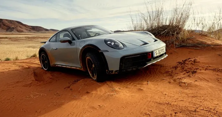 La Porsche 911 Dakar tornerà con il powertrain T-Hybrid della 911 GTS