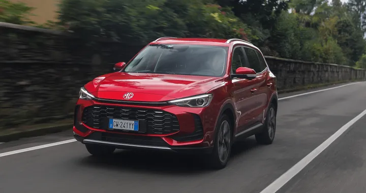 MG ZS solo a benzina arriva in Italia. Allestimenti e prezzi