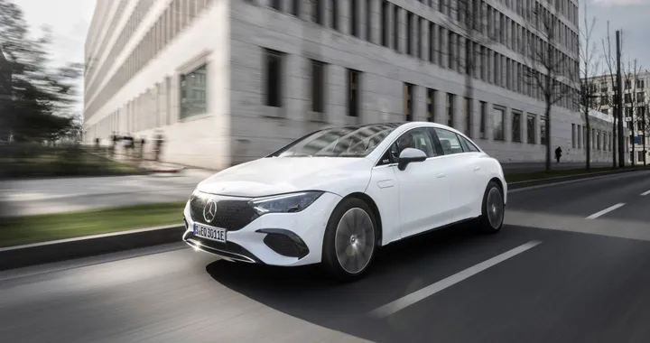 Mercedes EQE addio, la produzione della berlina e del SUV terminerà nel 2026