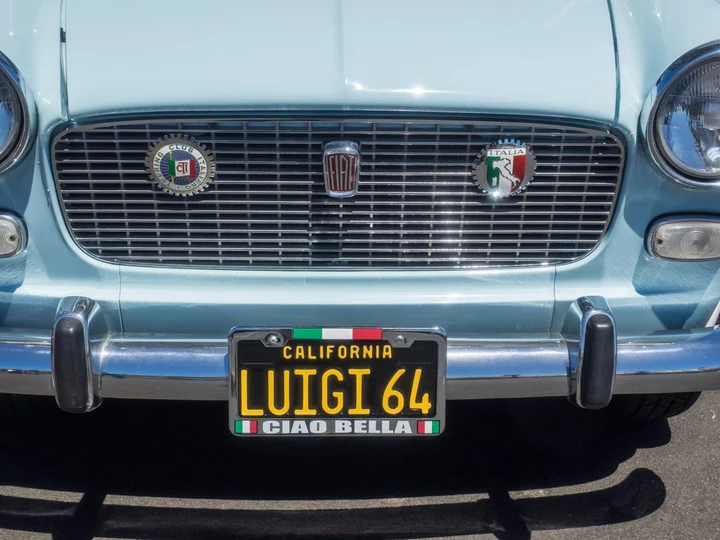 Targhe auto personalizzate in Italia: costeranno 600 euro, ma bisognerà aspettare