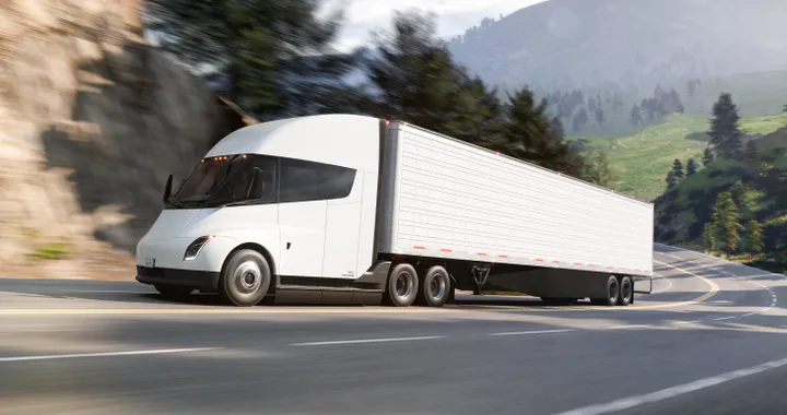 Tesla Semi completa un viaggio di 800 km a pieno carico