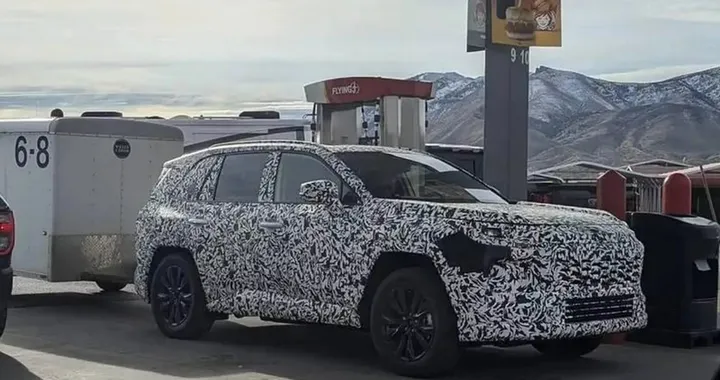 Toyota RAV4, prime foto spia della nuova generazione?
