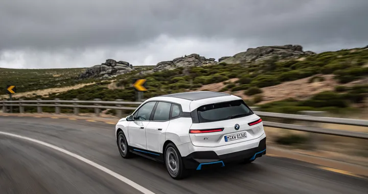 BMW promette una batteria allo stato solido per le auto elettriche entro il 2025