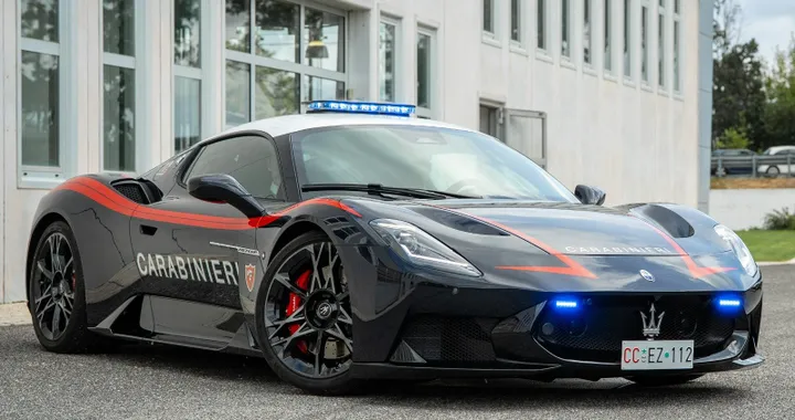 La Maserati MCPURA veste la divisa dei Carabinieri ed entra in servizio La Maserati MCPURA veste la divisa dei Carabinieri ed entra in servizio