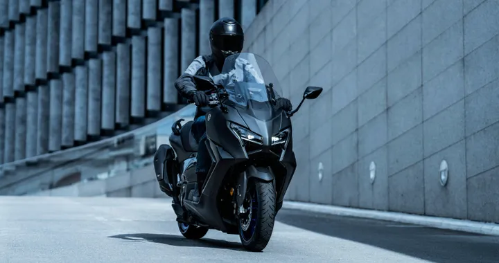 Yamaha TMAX 2025, il maxi scooter si evolve: ecco cosa cambia