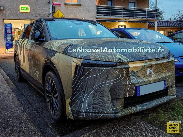 DS N° 7, il debutto è sempre più vicino: le foto del nuovo SUV prodotto a Melfi