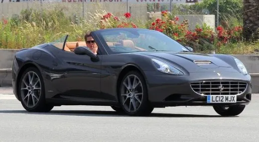 Hugh Grant e la sua Ferrari