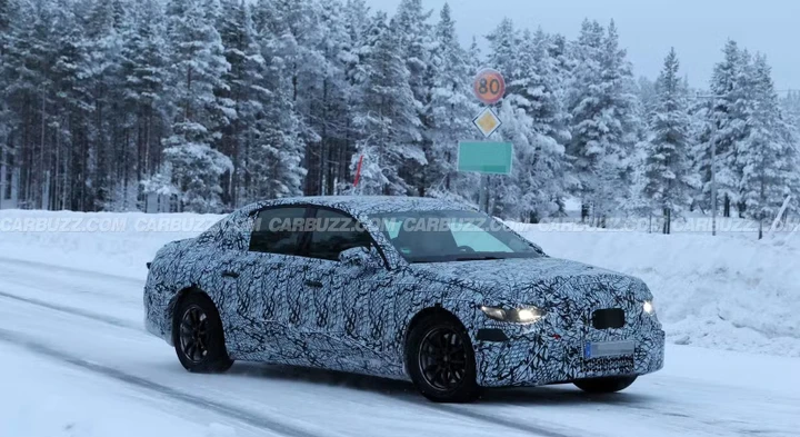 Mercedes Classe E, la nuova generazione sarà anche elettrica: addio alla EQE