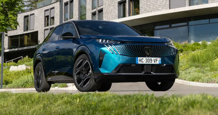 Peugeot e-3008 dual motor, partono gli ordini: 325 CV e 490 km di autonomia | Prezzi