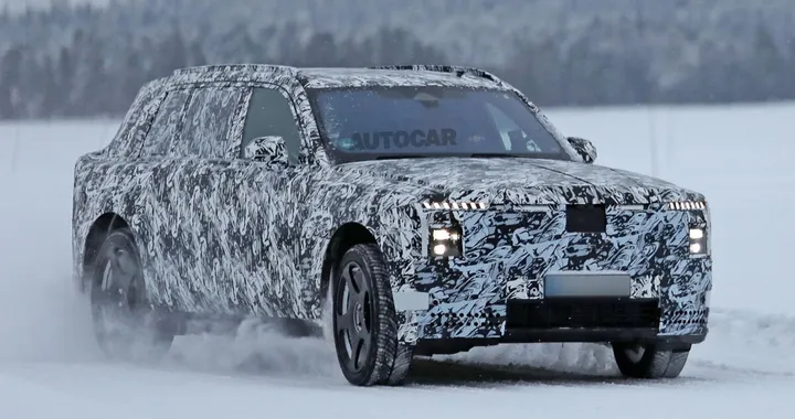 Rolls-Royce: avvistato sulla neve il nuovo SUV elettrico | Foto spia