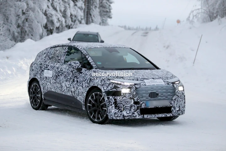 Audi A2 e-tron 2026, test in corso: nuove foto spia dell'elettrica