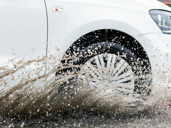 Cera rapida spray: la soluzione per proteggere la vernice dell’auto dal fango spendendo poco