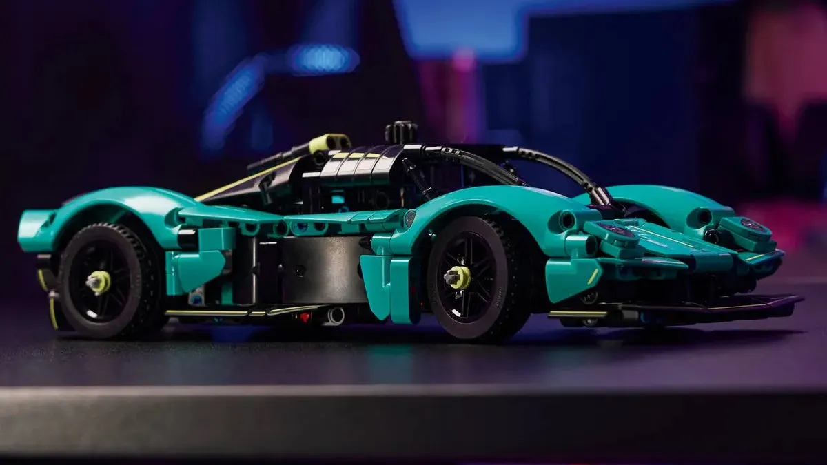 Aston Martin Valkyrie LEGO Technic, un'hypercar da oltre 700 mattoncini
