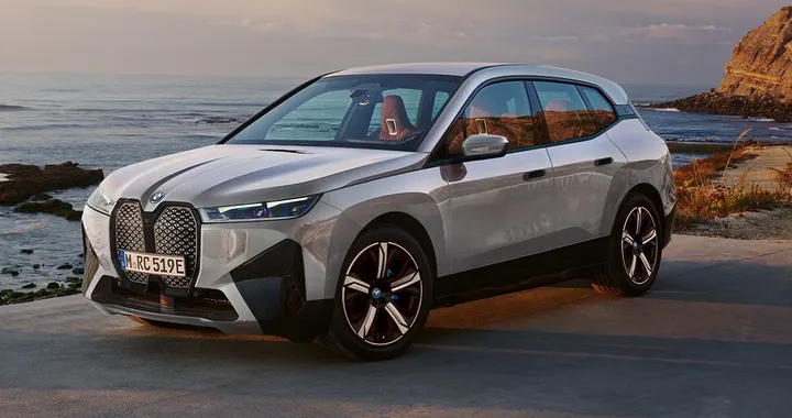 BMW iX 2025, test al Nurburgring per il restyling. Video spia