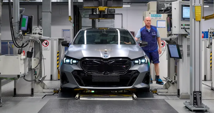 Nuova BMW i5, parte la produzione a Dingolfing