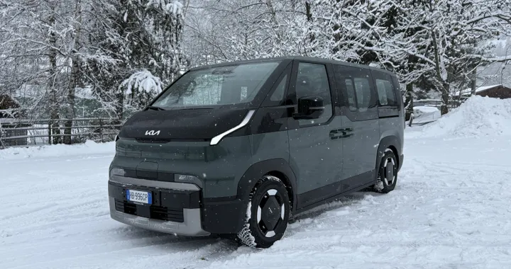 Kia PV5, l’MPV elettrico dallo stile futuristico