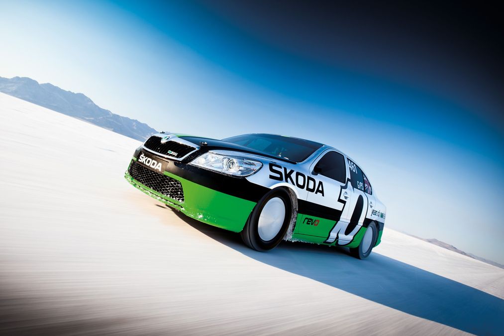 Una Škoda Octavia vRS in velocità su un tracciato di Bonneville, con un'auto di serie che ha battuto un record di velocità