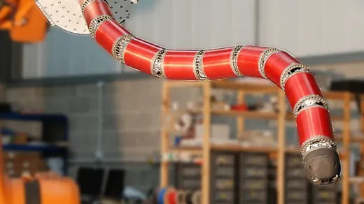 Tesla al lavoro sulla ricarica automatica con un braccio robot
