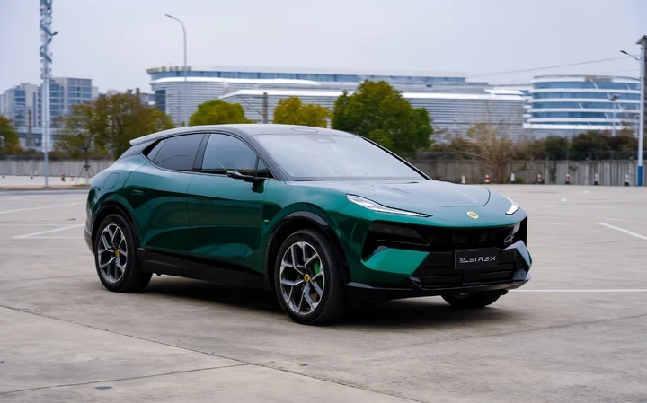 Lotus, il nuovo SUV Eletre X ha 952 CV e dice addio all'elettrico puro