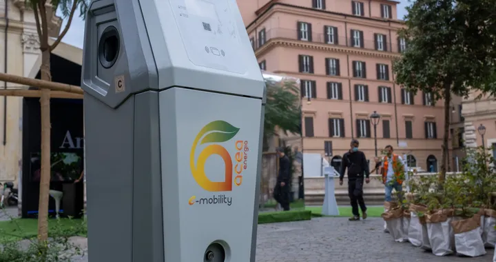 Ricarica auto elettriche, accordo di interoperabilità tra Acea e Plugsurfing