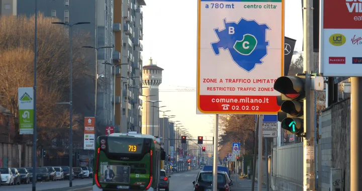 Milano, il Tar annulla l'obbligo dei sensori dell'angolo cieco per bus e camion