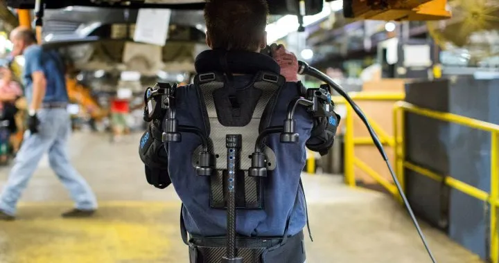 Esoscheletro in test alla Ford, consentirà di sollevare oggetti stancandosi meno
