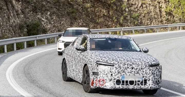 DS 8, test su strada per la nuova ammiraglia elettrica. Foto spia