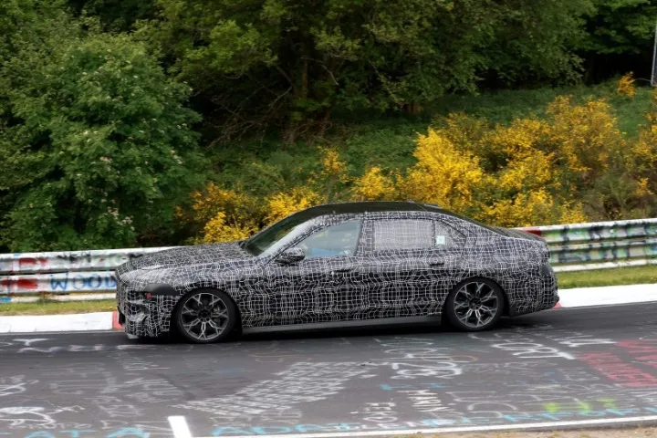 BMW Serie 7: nuove foto spia in arrivo dal Nurburgring