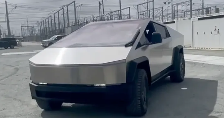 Tesla Cybertruck, timido a chi? Il pickup si mostra in pubblico con alcune novità