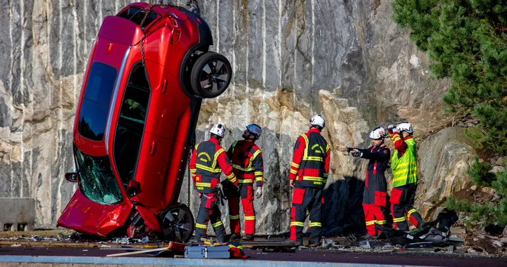 Volvo: crash test da 30 metri per aiutare i soccorritori a migliorare le loro tecniche
