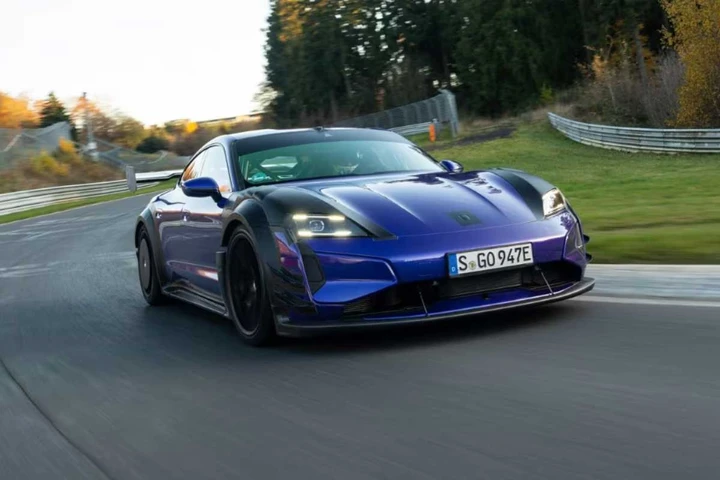 Porsche, al Nürburgring la Taycan Turbo GT vola con il kit Manthey